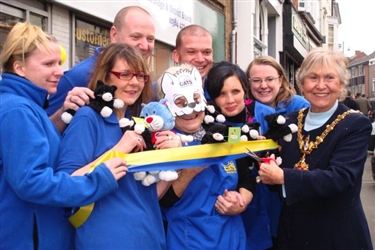 Are you organised and like chatting to people? Come and volunteer in our shop!