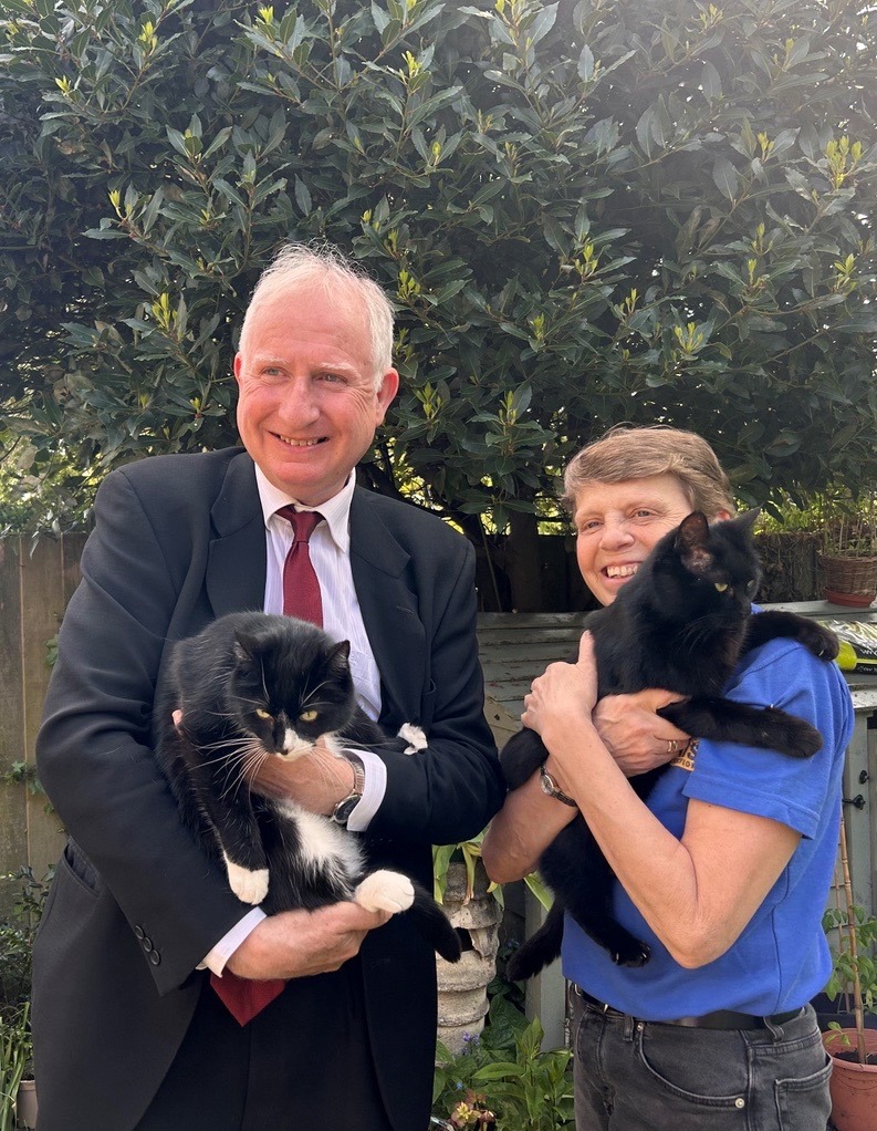 Shadow minister Daniel Zeichner MP visits Cambridge branch of Cats Protection