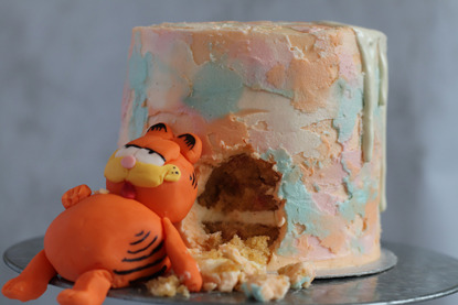 cake with waterfall smudge icing with fondant icing garfield cat